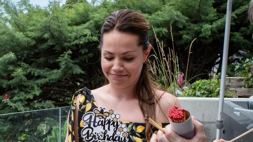 Christina Hänni backt Torte an erstem Geburtstag ihres Babys