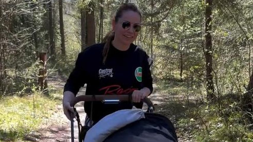 Christina Hänni schiebt ihre Tochter im Kinderwagen, April 2025