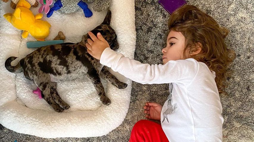 Christina Perris Tochter Carmella und ihr Hund Chocolate Chip