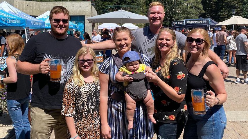 Christine Brown mit ihren Kids und ihrer Enkelin, September 2021