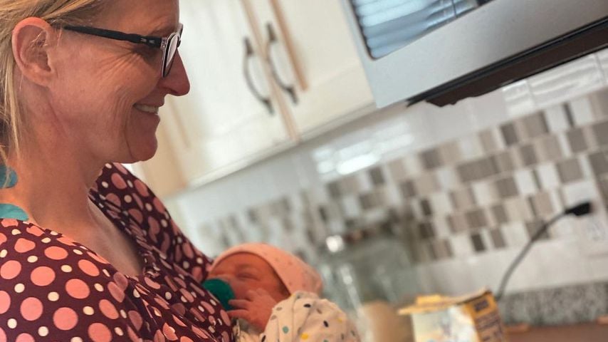 Christine Ruth Brown und ihre Enkelin Avalon, April 2021