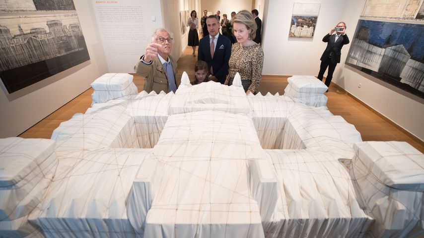 Christo und ein Modell des Kunstwerkes "Wrapped Reichstag"