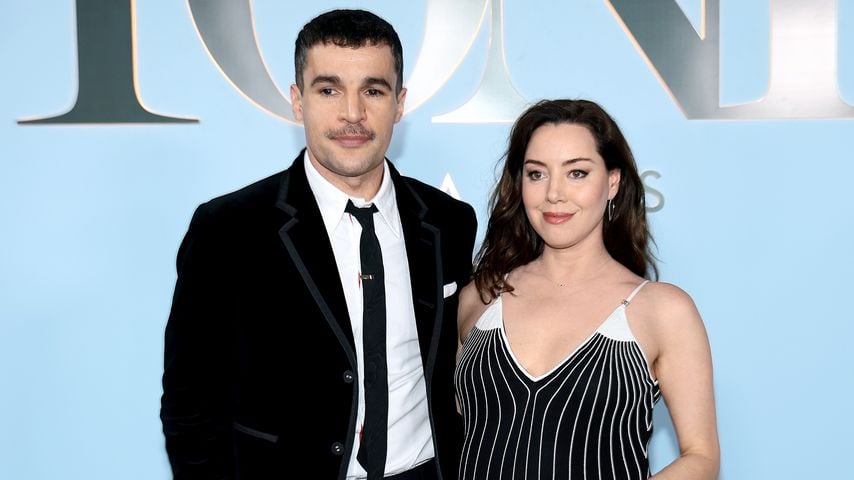Stolz: Aubrey Plaza strahlt mit Babybauch neben Chris Abbott