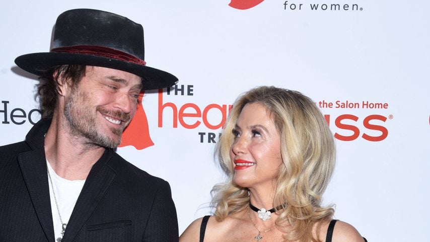 Christopher Backus und Mira Sorvino bei der AHA Red Dress Collection 2024 in New York