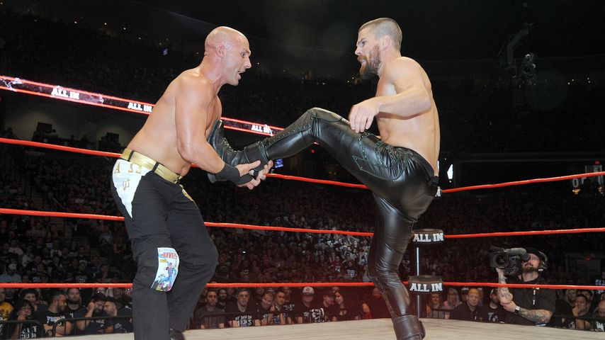 Christopher Daniels und Stephen Amell im Wrestling-Ring