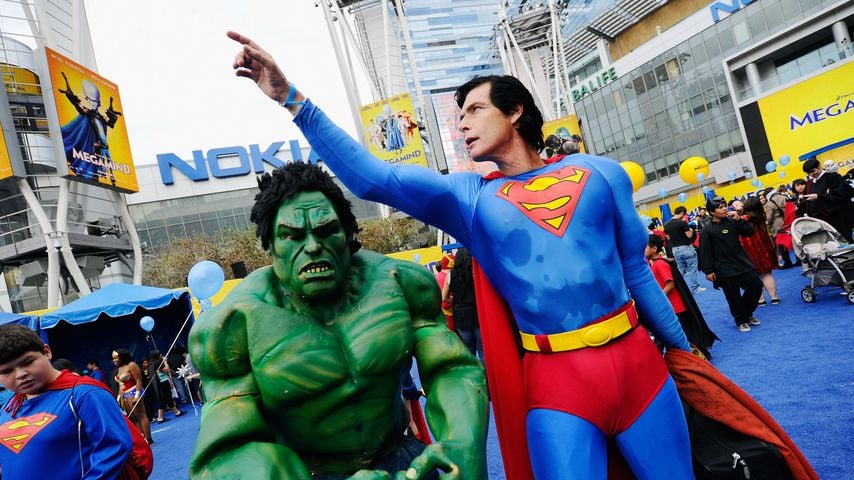 Christopher Dennis (r.) als Superman im Jahr 2010