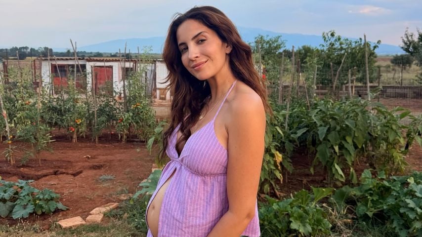 Im Familienurlaub: Chryssanthi Kavazi zeigt ihren Babybauch