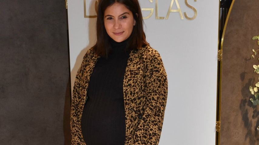 Bald-Mom Chryssanthi Kavazi betont XXL-Babybauch im Leo-Look