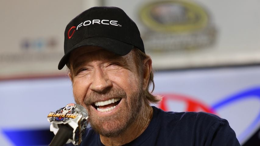 Chuck Norris spricht vor dem NASCAR-Rennen AAA Texas 500 in Fort Worth mit den Medien