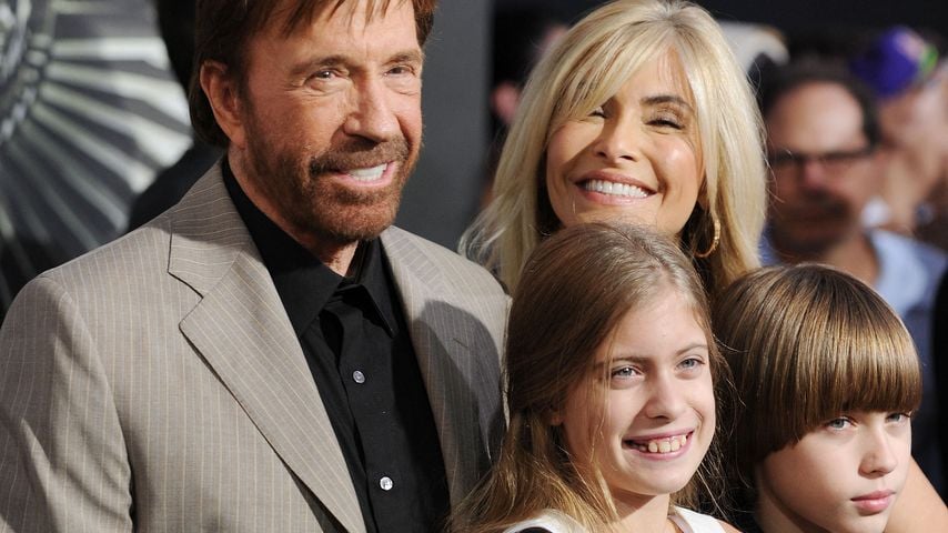 Chuck Norris mit seiner Frau Gena O'Kelly und ihren Zwillingen bei der Filmpremiere von "The Expendables 2", 2012