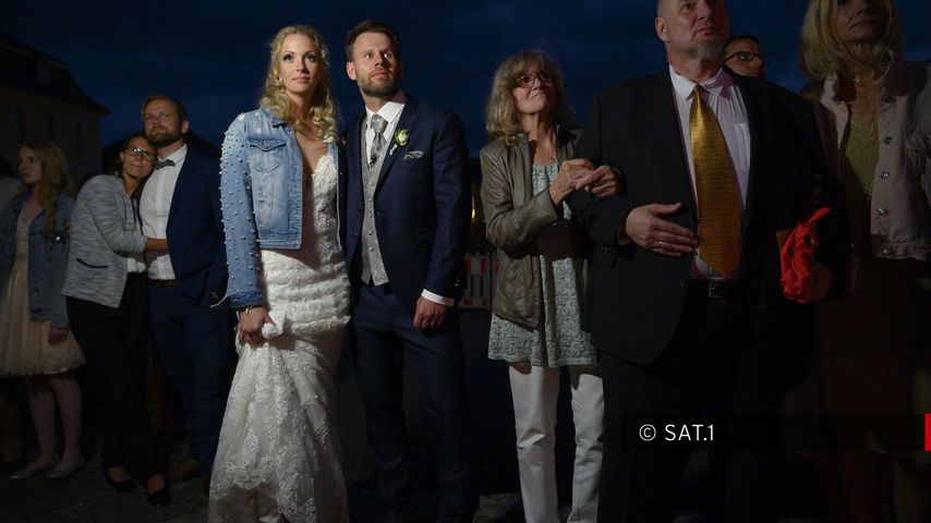 Cindy und Alex mit ihren Hochzeitsgästen bei "Hochzeit auf den ersten Blick"