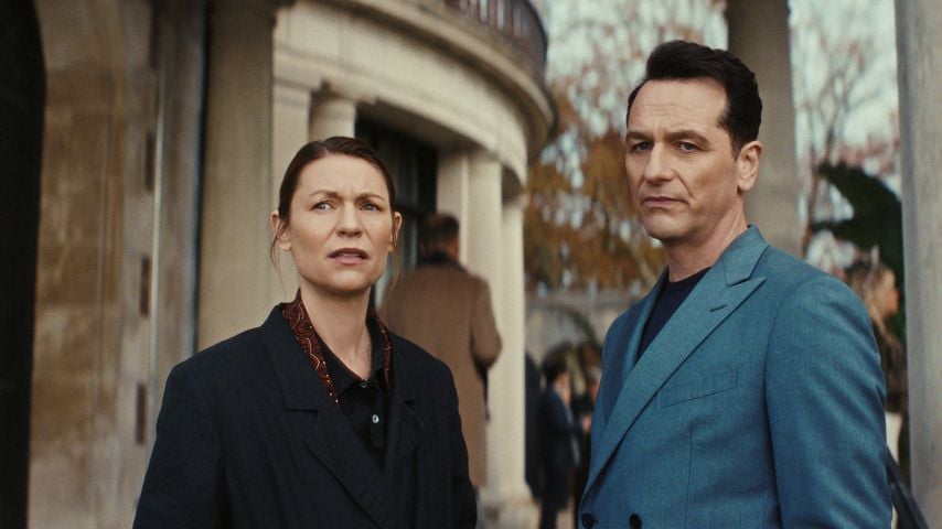 Claire Danes und Matthew Rhys in der Netflix-Serie "The Beast in Me" (2025)