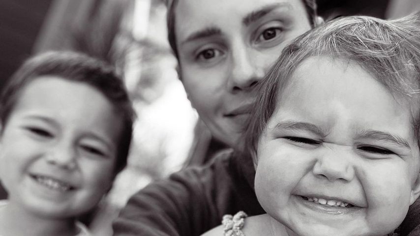 "Cheese!": Claire Holt postet putziges Bild mit ihren Kids