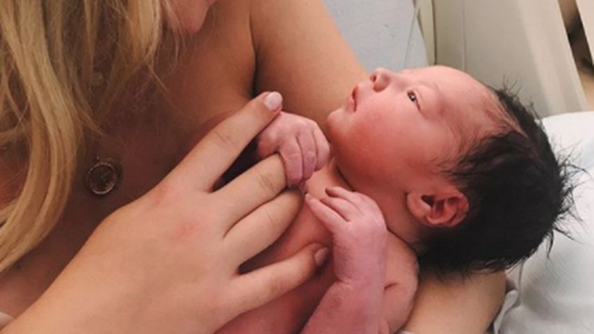 Claire Holt mit ihrem Sohn