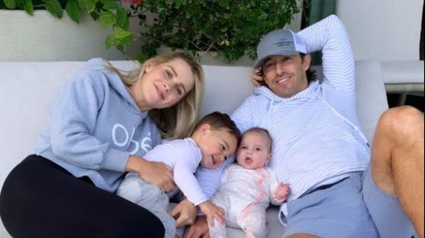 Kuscheln zu viert: Claire Holt teilt megasüßes Familienfoto