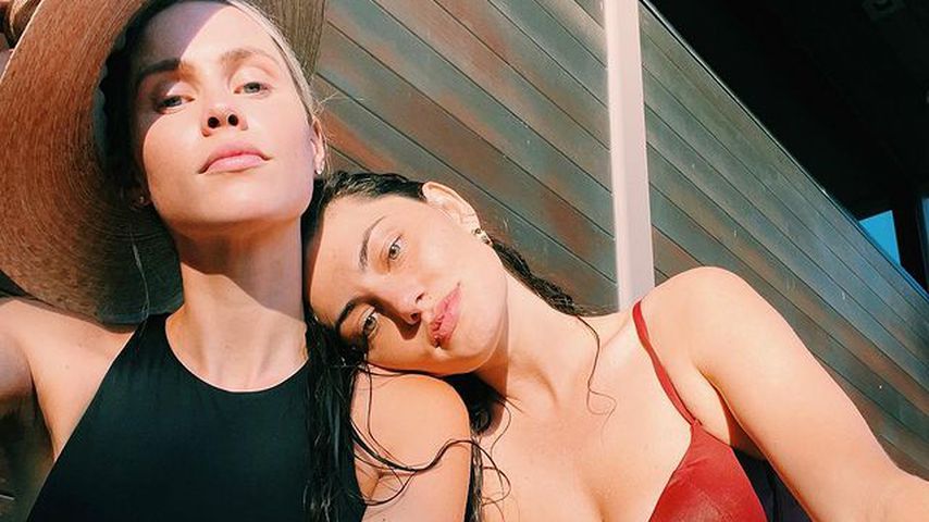 "H2O"-Stars Claire Holt und Phoebe feiern Reunion im Bikini