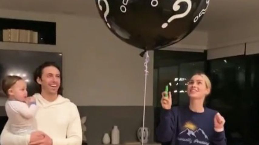 Andrew Joblon und Claire Holt verkünden das Babygeschlecht