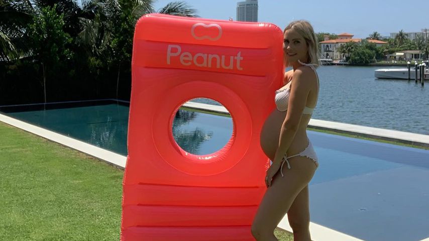 "Vampire Diaries"-Star Claire Holt zeigt Babybauch im Bikini
