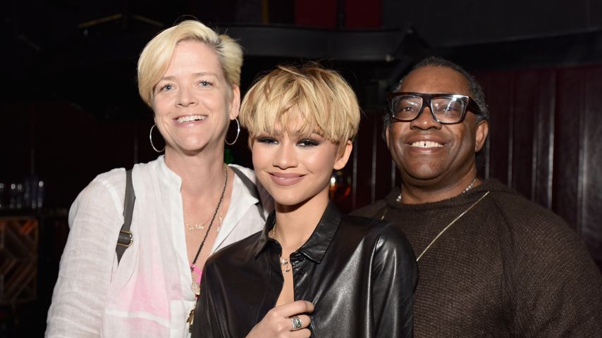 Zendaya (m.) mit ihren Eltern Claire Stoermer (l.) und Kazembe Ajamu Coleman (r.)