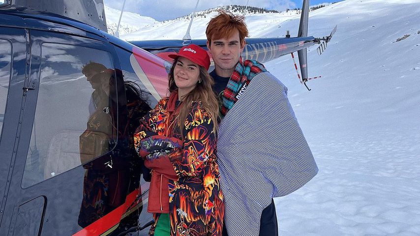 "Riverdale"-Star KJ Apa und Freundin mit Babybauch unterwegs