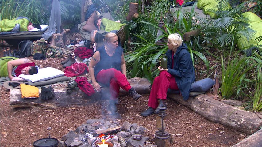 Claudia Effenberg und Verena Kerth im Dschungelcamp