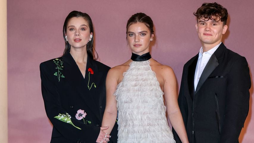 Claudia Jessie, Florence Hunt und Will Tilston bei der "Bridgerton"-Premiere in Paris im Palais Brongniart