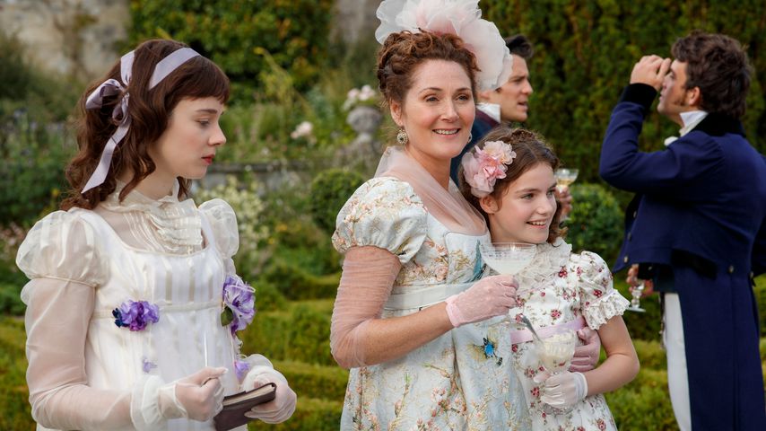 Claudia Jessie, Ruth Gemmell und Florence Hunt in "Bridgerton"