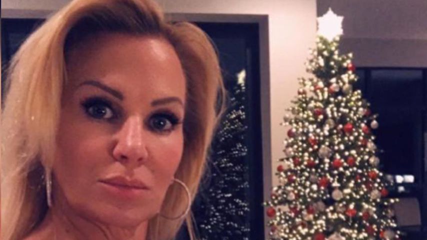 Claudia Norberg vor einem Tannenbaum im Dezember 2019