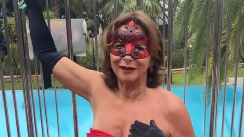 Claudia Obert präsentiert sich à la "Fifty Shades of Grey"