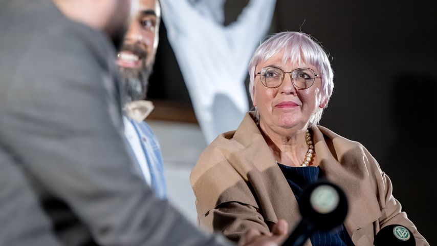 Schockmoment: Claudia Roth wird mit Flüssigkeit überschüttet