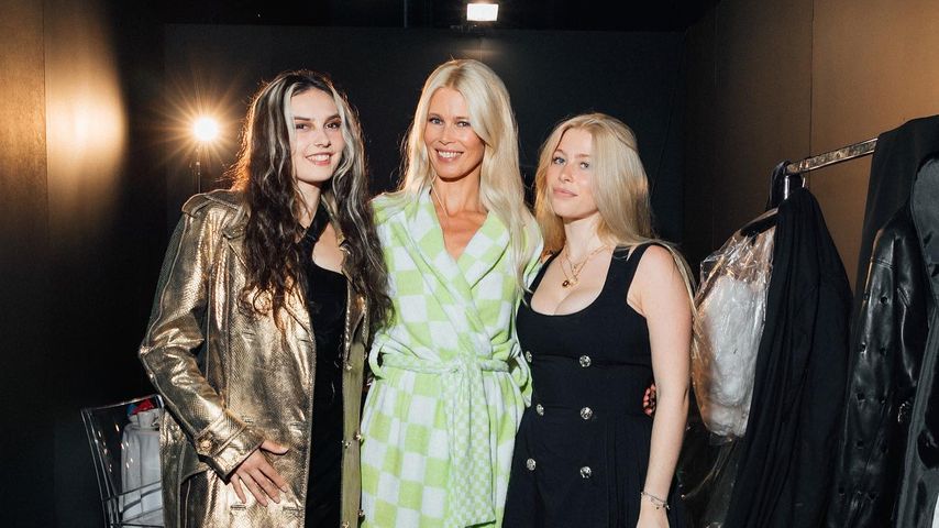 Claudia Schiffer (Mitte) posiert mit Emma Rogue (l.) und Tochter Clementine Vaughn, September 2023