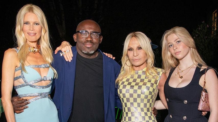 Claudia Schiffer, Edward Enninful, Donatella Versace und Tochter Clementine Vaughn, September 2023