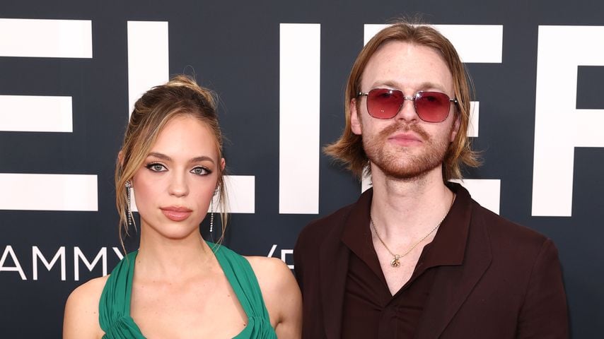 Claudia Sulewski und Finneas O'Connell bei den Grammys 2025