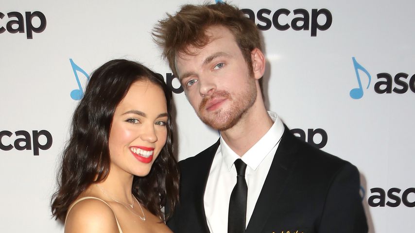 Claudia Sulewski und Finneas O'Connell