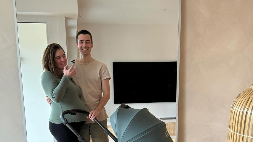 Claudia und Robert posieren mit Kinderwagen