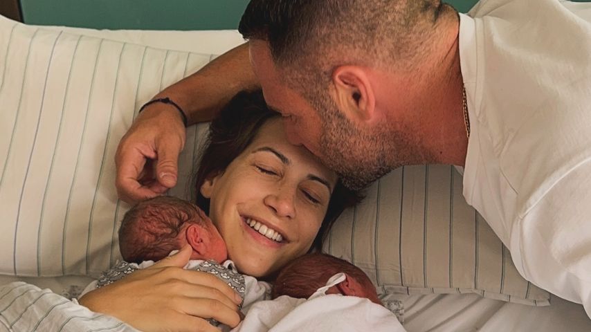 Clea-Lacy Juhn mit ihren Zwillingen und Papa Hasim im Krankenhaus