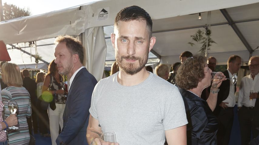 Clemens Schick tanzte nackt und riss sich dabei die Bänder