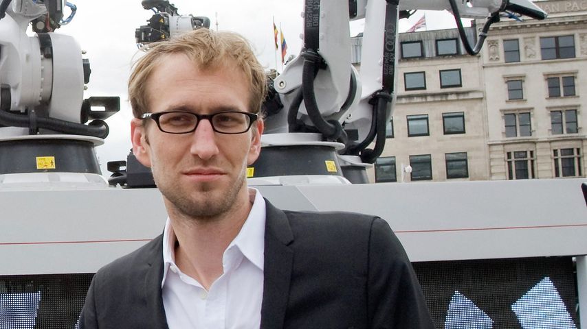 Clemens Weisshaar bei ihrer Installation von acht Roboterarmen auf dem Trafalgar Square, 2010