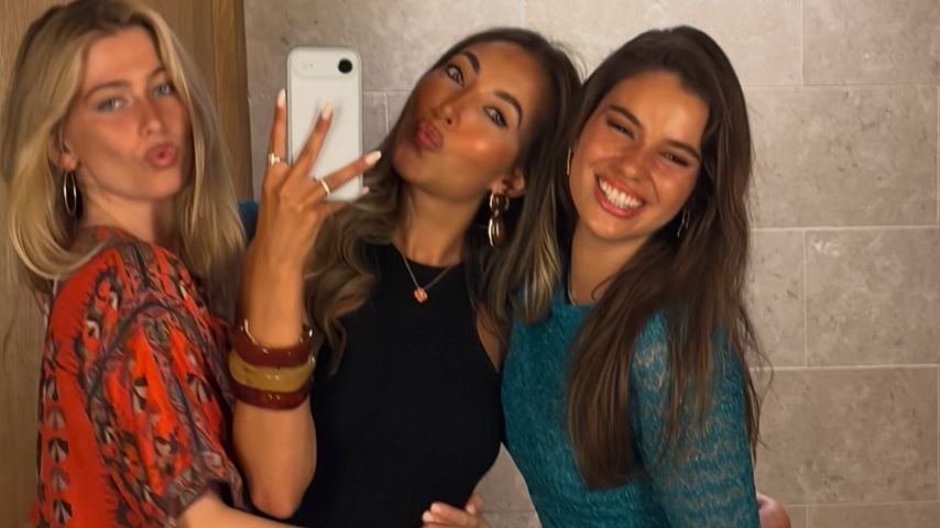 Clementine Vaughn macht mit zwei Freundinnen ein Spiegel-Selfie.