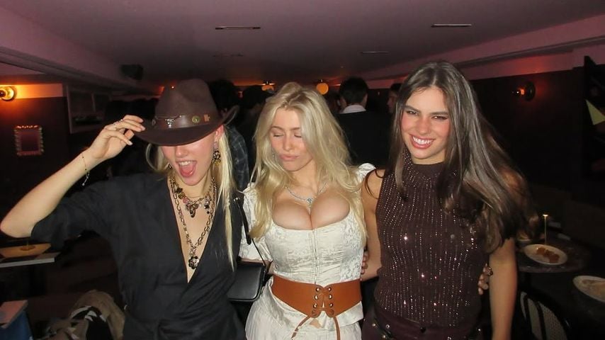 Clementine Vaughn mit zwei Freundinnen im Vintage-Look.