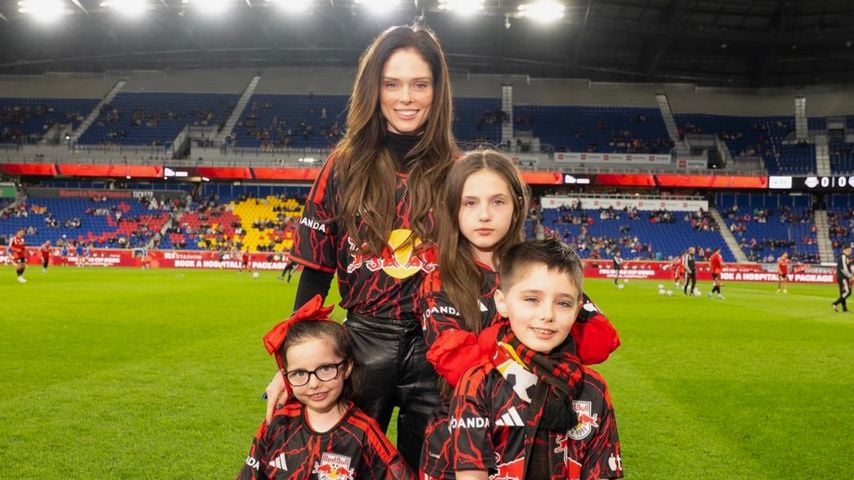Coco Rocha posiert mit ihren Kindern