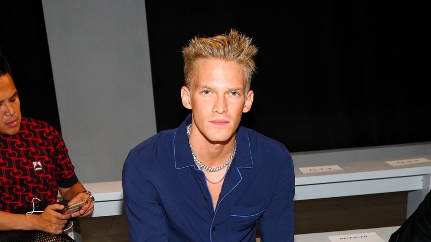 Knack-Po: Cody Simpson nackt auf einem Balkon