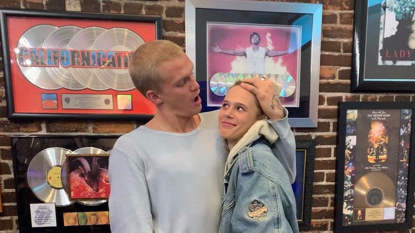Knutschend am Strand: Cody Simpson turtelt mit neuer Flamme
