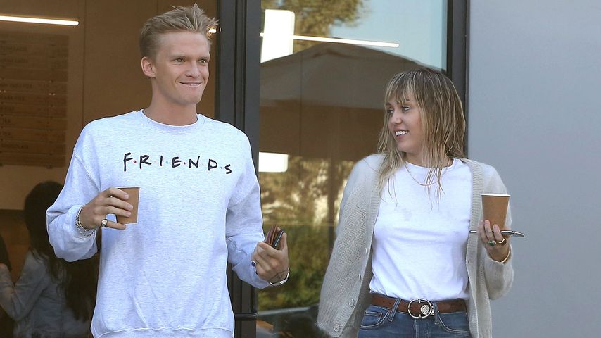 Cody Simpson und Miley Cyrus vor einem Coffee-Shop