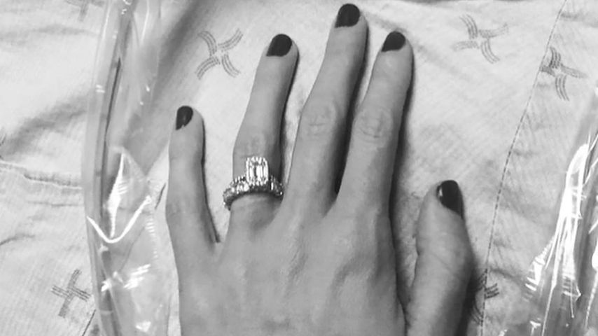 Die Hand von Colby Caves Frau
