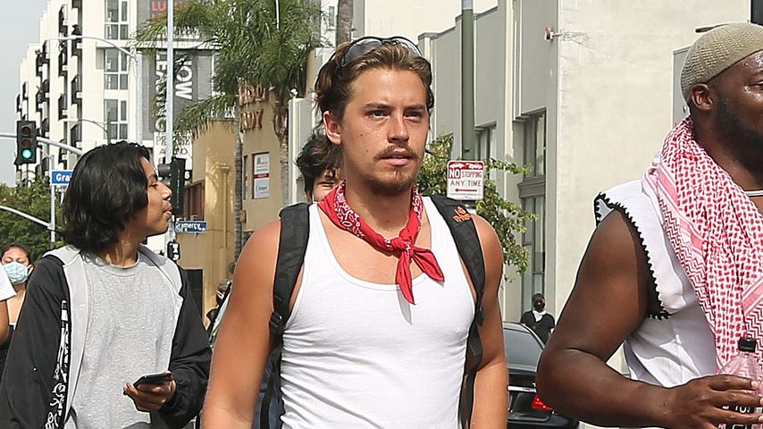 Cole Sprouse bei einem Protest in Hollywood