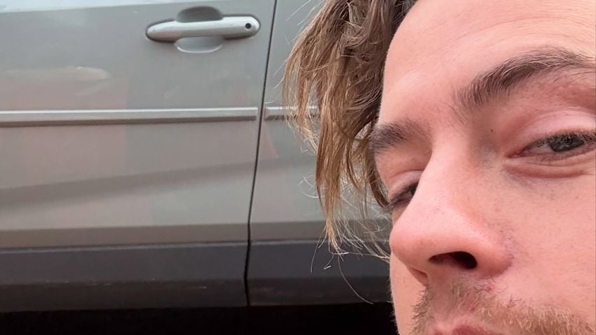 Cole Sprouse mit zwei Fans, die ihn fotografieren, Mai 2026