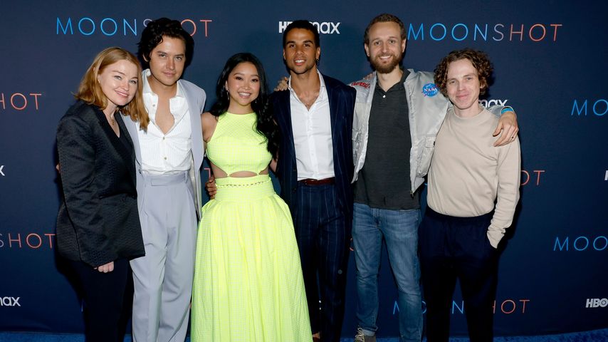 Sarah Schechter, Cole Sprouse, Lana Condor, Mason Gooding, Christopher Winterbauer und Mike McGrath