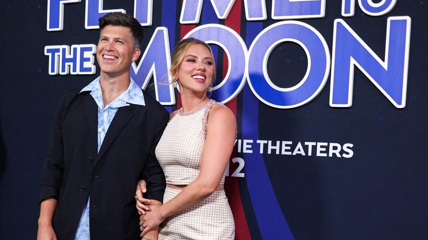 Colin Jost und Scarlett Johansson im Juli 2024