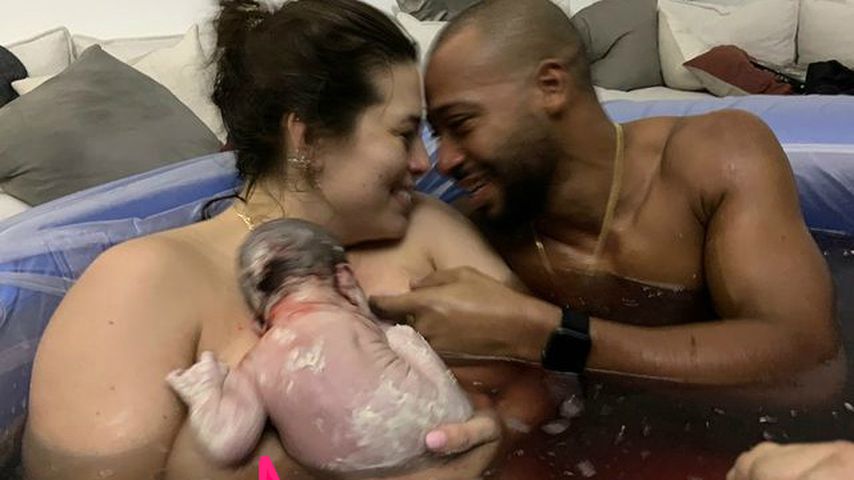 Collage: Ashley Graham, Justin Ervin und ihr Sohn Isaac kurz nach der Entbindung